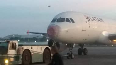 Avión que viajaba a Chile debió aterrizar de emergencia en Argentina