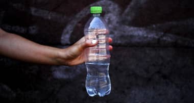 ¿El agua envasada es agua potable? Constaron alta presencia de arsénico en tres marcas