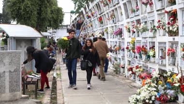 Centenares de personas asistieron a Misa de todos los Santos en Cementerio Municipal