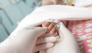 Niño en estado grave habría sido golpeado por su mamá