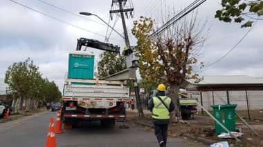 CGE realizó cambio de poste de tendido eléctrico dañado en calle O’Higgins de Curicó