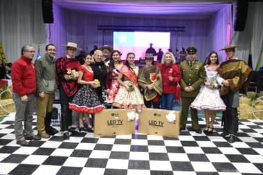 Molina premió a campeones del Torneo Escolar de Cueca 2019