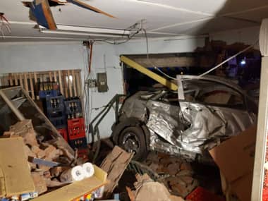 Auto queda incrustado en vivienda y deja tres muertos en Lirquén