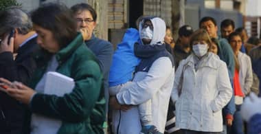 Virólogo llama a la cautela por levantamiento de cuarentenas en Chile
