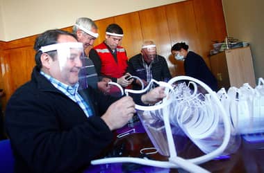Funcionarios del Municipio de Curicó elaboran escafandras para recolectores de basura