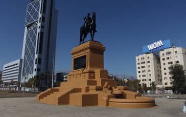 Pintan monumento de general Baquedano en Plaza Italia