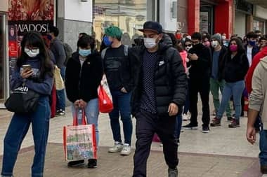Apertura de malls en Talca genera aglomeraciones y largas filas