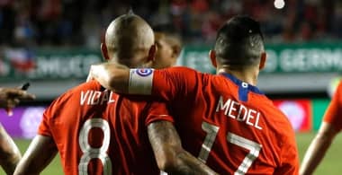 Arturo Vidal y Gary Medel donaron un millón de mascarillas a la Cruz Roja