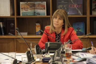 Senadora Rincón oficia a presidente de Banco Estado para ampliar horarios en sucursales del Maule Sur