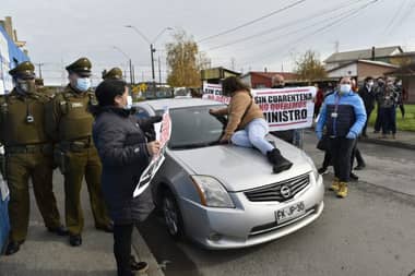 Manifestantes funan a ministro Isamit en Coronel: Exigen cuarentena y medidas más restrictivas