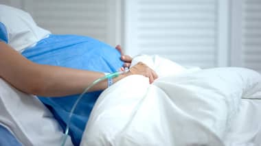 Madre con COVID-19 da a luz y fallece en Hospital de Linares: bebé no está contagiado
