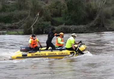 Bomberos realiza peligroso rescate de paciente aislado por crecida de estero en Rauco