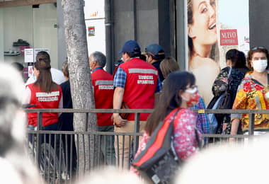 Inspectores municipales de Curicó realizan fiscalizaciones en el sector céntrico a días de Navidad