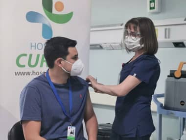 Vacunan contra el Covid-19 a 155 funcionarios del Hospital de Curicó
