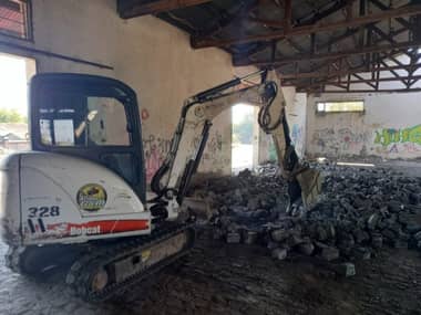 Denuncian remoción ilegal de adoquines en antigua estación de trenes de Teno