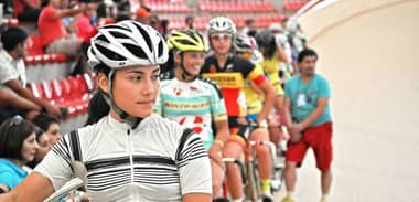 Quitan beca Proddar a ciclista curicana en plena competencia