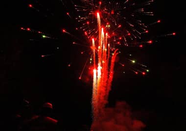 Vecinos de sector Los Aromos de Curicó denuncian reiterados lanzamientos de fuegos artificiales