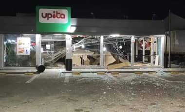 Sujetos robaron cajero automático en servicentro de Parral e incendiaron tres autos en la Ruta 5