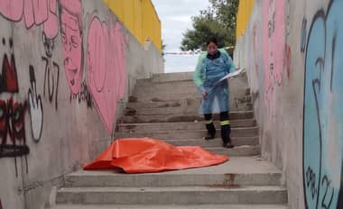 PDI de Curicó indaga hallazgo de cadáver en escaleras de paso bajo nivel Freire