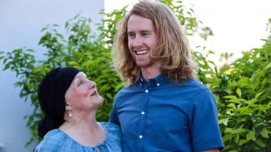 Joven deja crecer su cabello durante dos años para hacerle peluca a su mamá que sufre de cáncer