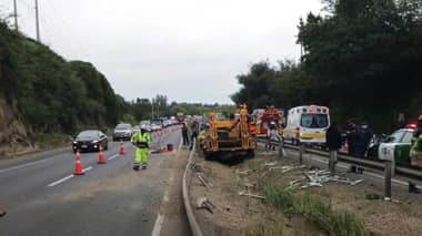 Camión circense volcó en Alto Pangue: Conductor murió y copiloto está en riesgo vital