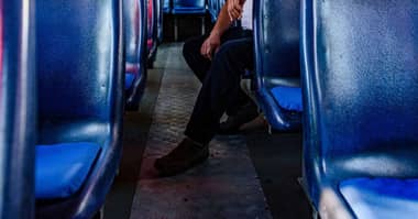 Detienen a hombre por grabar partes íntimas de una mujer en bus de San Fernando
