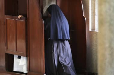 Acusan a sacerdote de organizar orgías con monjas por la "Santísima Trinidad"