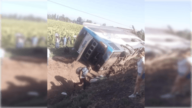 Grave volcamiento de bus en cercanías del sector Peor es Nada