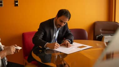 Candidato al consejo constitucional firmó ante notario compromiso para donar sueldo en caso de ser electo