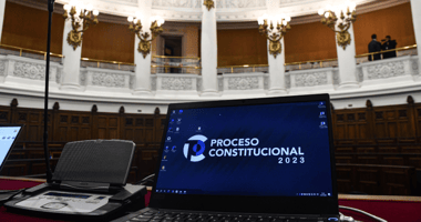 56% de los chilenos votaría en contra de nueva Constitución y un 24% la aprobaría, según encuesta