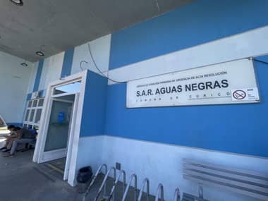 Hombre con herida a bala es abandonado en el SAR de Aguas Negras y queda en riesgo vital
