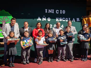Municipio de Vichuquén entregó útiles escolares y uniformes a alumnos de la red educativa