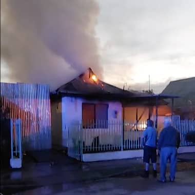 Incendio destruyó vivienda y dejó tres damnificados en Villa Millaray de Rauquén