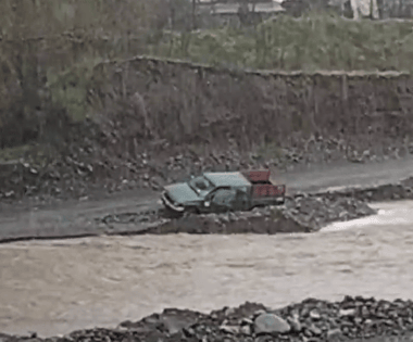 Camioneta estuvo a punto de ser arrastrada por corriente del estero Guaiquillo en Curicó