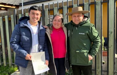 Municipio de Sagrada Familia entregó becas a estudiantes de educación superior