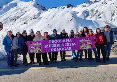 Usuarias del programa Mujeres Jefas de Hogar de Hualañé visitaron sector nevado cerca del Paso Pehuenche