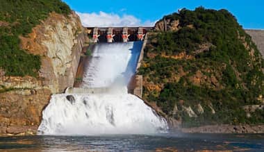 Embalse Colbún realizará vertimiento controlado este sábado