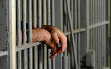 Condenan a 17 años de cárcel a padre por violación reiterada de su hija en Chillán