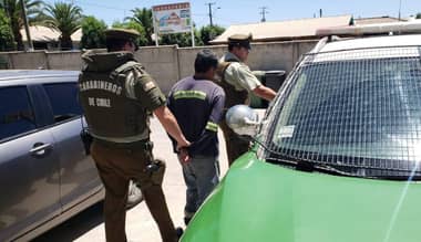 Ciudadanos acuden a Carabineros a excusarse y son detenidos por órdenes vigentes