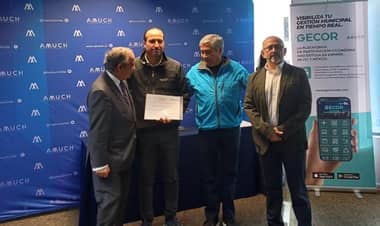 Curicano recibe reconocimiento de la Asociación de Municipalidades de Chile