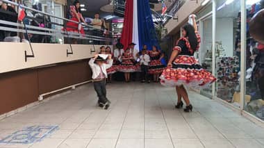 Benjamín, el pequeño bailarín que se robó las miradas en el esquinazo del Paseo Caracol