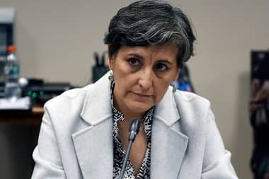 Cirugía prioritaria a madre de ministra Ximena Aguilera genera polémica y peticiones de renuncia