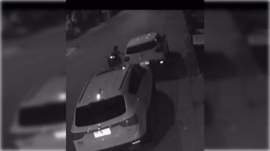 Cámaras registran a persona en silla de ruedas robando especies desde vehículo estacionado en Villa El Boldo
