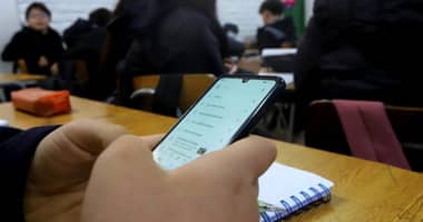 Ley sin celulares en colegios: "El verdadero reto no es prohibir, sino convencer a los estudiantes", según un experto
