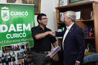 Estudiante del Liceo Zapallar es recibido por el alcalde de Curicó tras puntaje destacado en la PAES