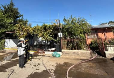 Incendio dejó cuatro viviendas dañadas en la Población John Kennedy de Curicó