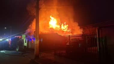 Incendio afecta a tres viviendas y deja seis damnificados en Curicó