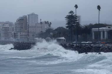 Marejadas en 10 regiones por sistema frontal: Armada emite aviso y llama a la precaución