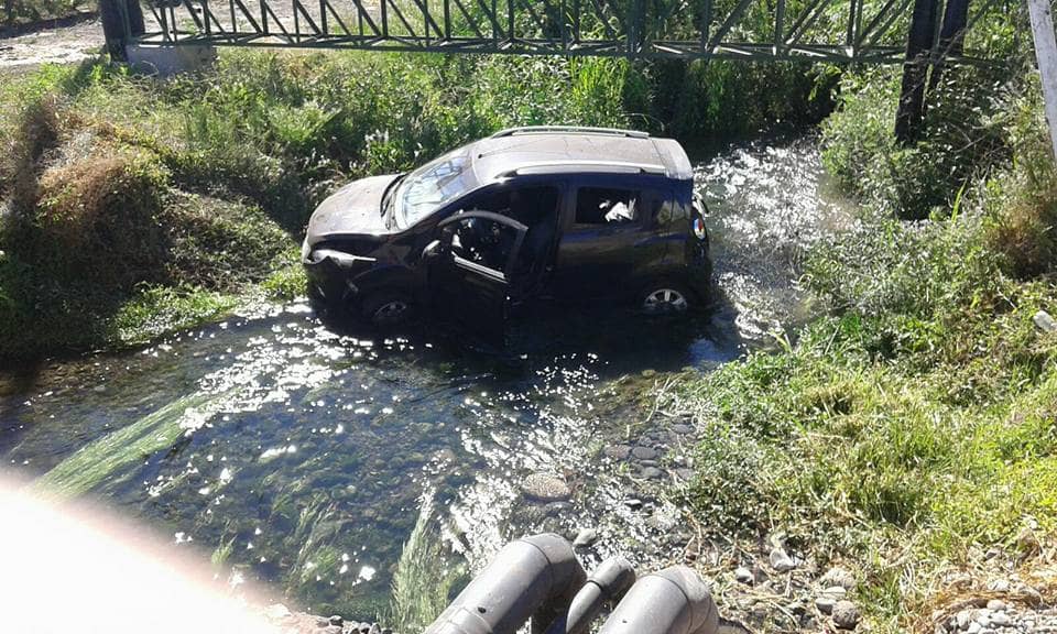 Cuatro lesionados deja caída de auto a canal cerca de Molina