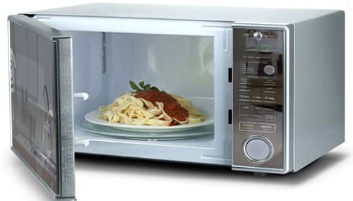 Siete comidas comunes que no deberías volver a calentar en un microondas